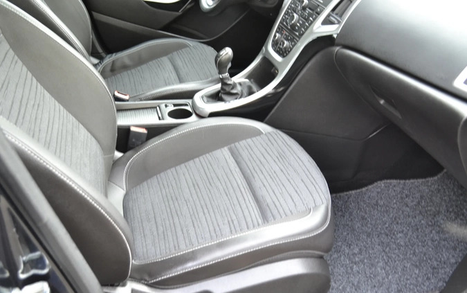 Opel Astra cena 32900 przebieg: 135000, rok produkcji 2014 z Radom małe 704